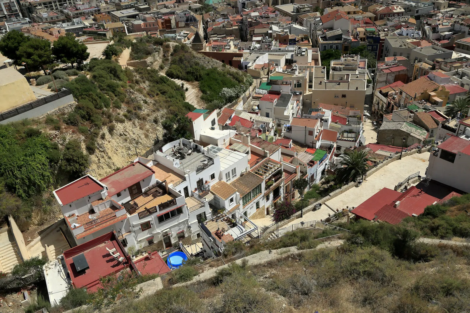 I tetti e le scalinate del quartiere di Santa Cruz visti dall'alto sul pendio del Monte Benacantil; una fotografia generale del quartiere